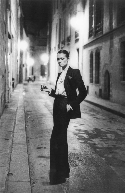 yves-saint-laurent-le-smoking-suit-im-strange-L-q7VitJ